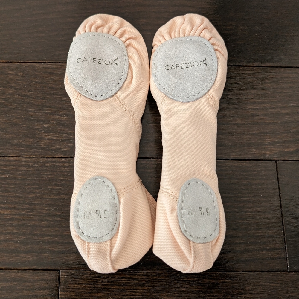 Capezio Womens 2028 Canvas Juliet Ballet Shoes/Slippers, 5.5 Wide (5 1/2 W) - Picture 2 of 5